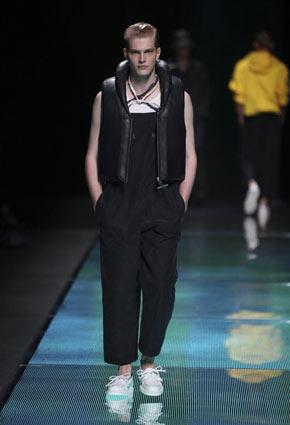 Louis Vuitton تكشف عن مجموعة ربيع صيف 2013 في دبي